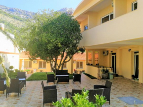 Отель Apartments Villa Jagoda  Сутоморе